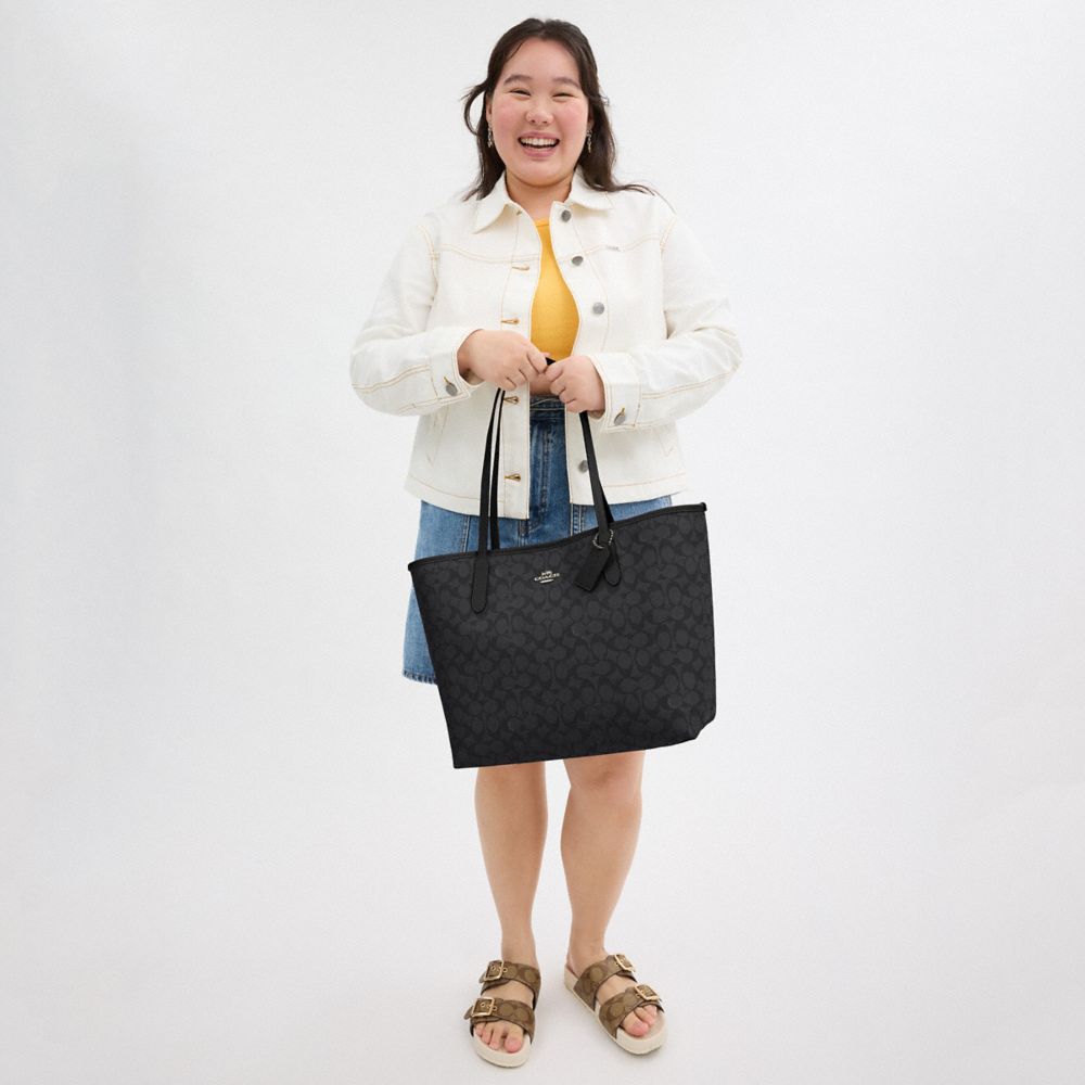 COACH®,CABAS CITY EN TOILE EXCLUSIVE,Toile exclusive,Bronze industriel/Anthracite/Noir,Detail View
