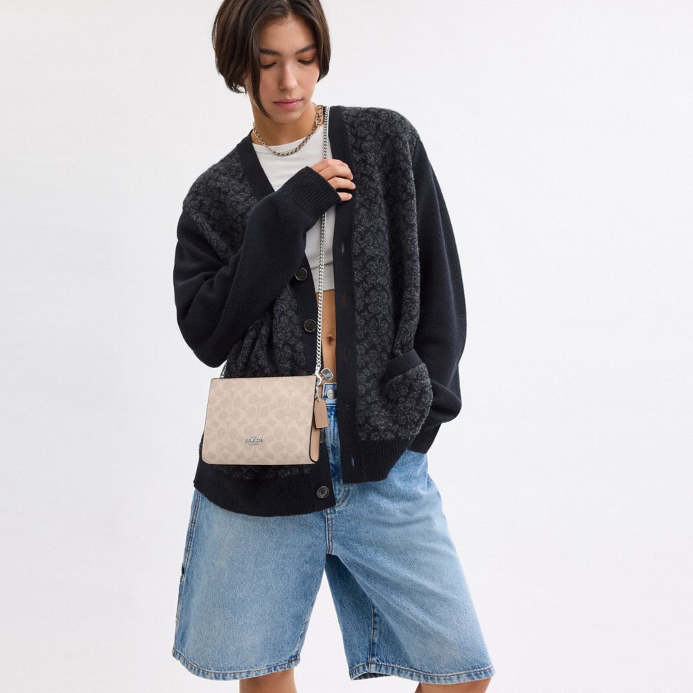COACH®,SAC BANDOULIÈRE FIN EN TOILE EXCLUSIVE,Toile exclusive,Argenté/Sable/Taupe,Detail View
