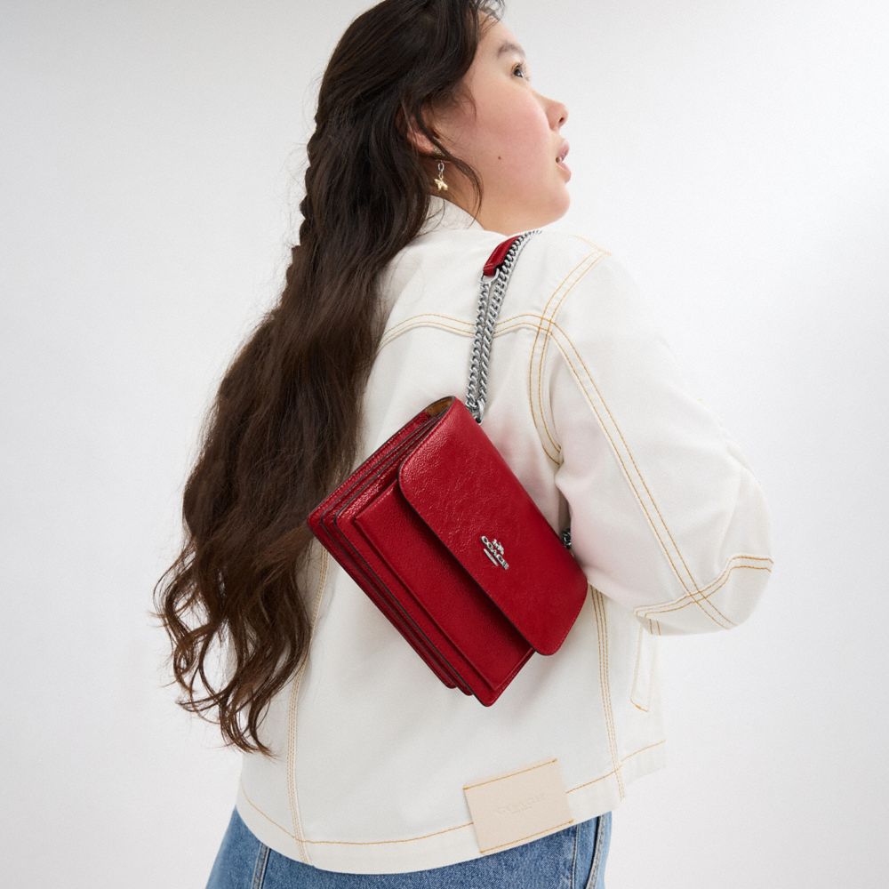 COACH®,MINI SAC À PORTÉ-CROISÉ KLARE,Cuir innovant,Argent/Rouge,Detail View