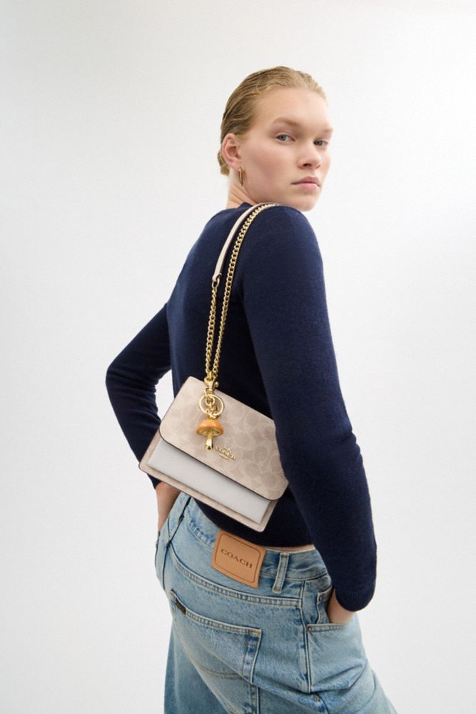 COACH®,MINI SAC À PORTÉ-CROISÉ KLARE EN TOILE SIGNATURE,Toile exclusive,Or/Sable/Craie