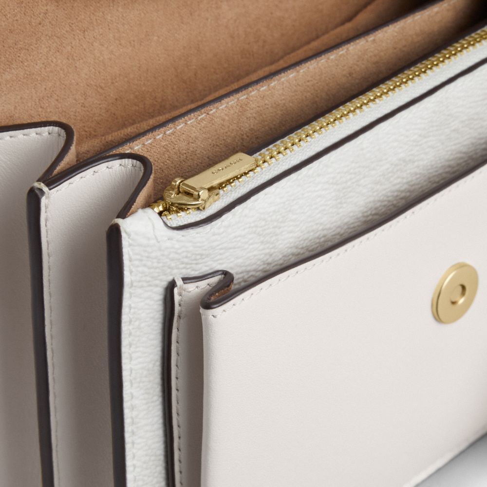 COACH®,MINI SAC À PORTÉ-CROISÉ KLARE EN TOILE SIGNATURE,Toile exclusive,Or/Blanc/Craie,Closer View