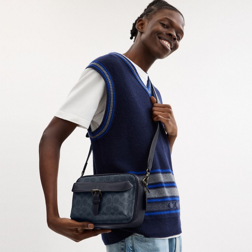 COACH®,SAC BANDOULIÈRE WARNER EN TOILE EXCLUSIVE,Tissu en toile exclusif,Bronze industriel/Denim/Bleu marine Minuit,Detail View
