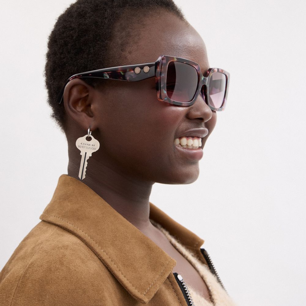 COACH®,LUNETTES DE SOLEIL CARRÉES SURDIMENSIONNÉES ROGUE,Pourpre dégradé,Angle View