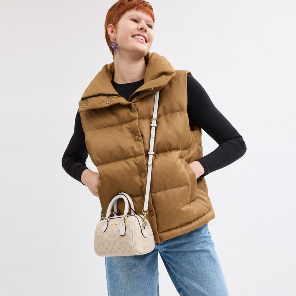 COACH®,MINI SAC BANDOULIÈRE ROWAN EN TOILE EXCLUSIVE,Toile exclusive,Or/Sable/Craie