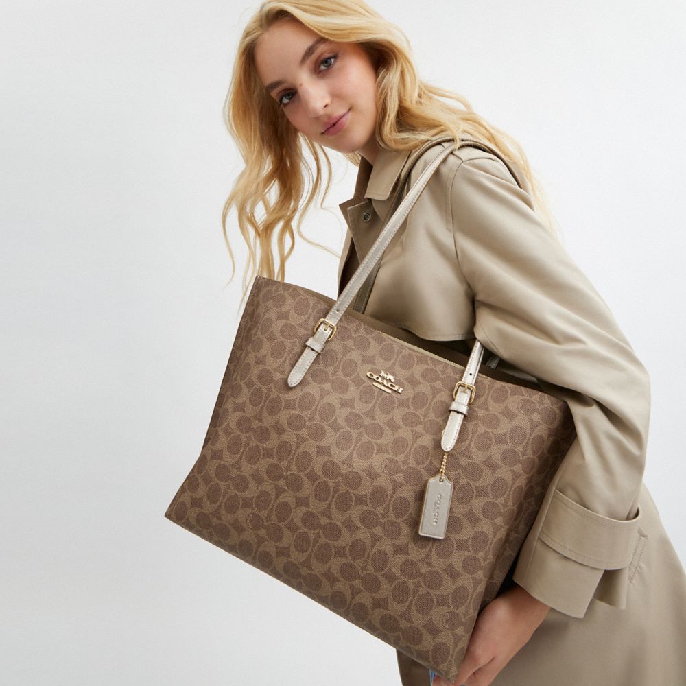 COACH®,CABAS MOLLIE EN TOILE SIGNATURE,Tissu en toile exclusif,OrHavane/Champagne pâle,Detail View