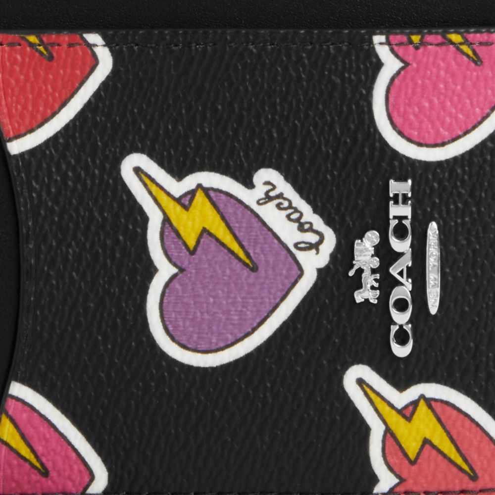 COACH®,ÉTUI À CARTES ZIPPÉ AVEC IMPRIMÉ CŒUR ÉCLAIR,Argent/Noir Multi