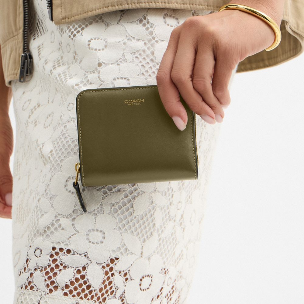 COACH®,PORTEFEUILLE À DEUX VOLETS NEW YORK,Cuir lisse,OLIVE/LAITON,Detail View