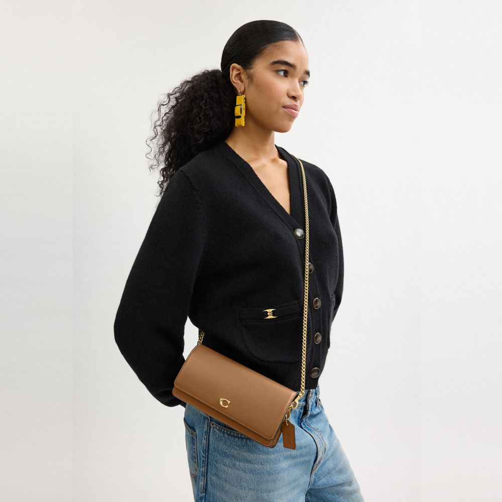 Shop Coach Evie Langes Portemonnaie Mit Kettenriemen In Brass/honey Brown