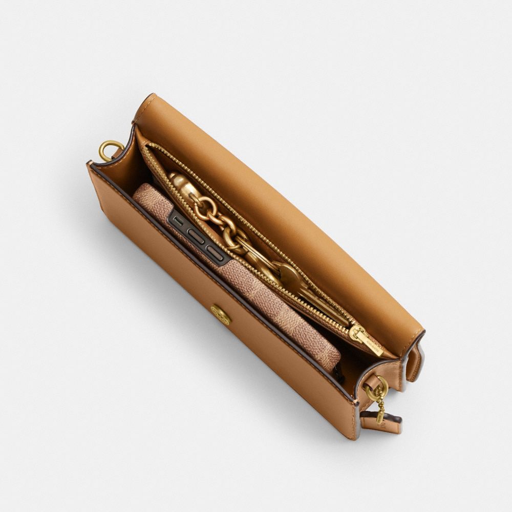 Shop Coach Evie Langes Portemonnaie Mit Kettenriemen In Brass/honey Brown