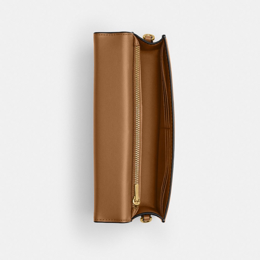 Shop Coach Evie Langes Portemonnaie Mit Kettenriemen In Brass/honey Brown