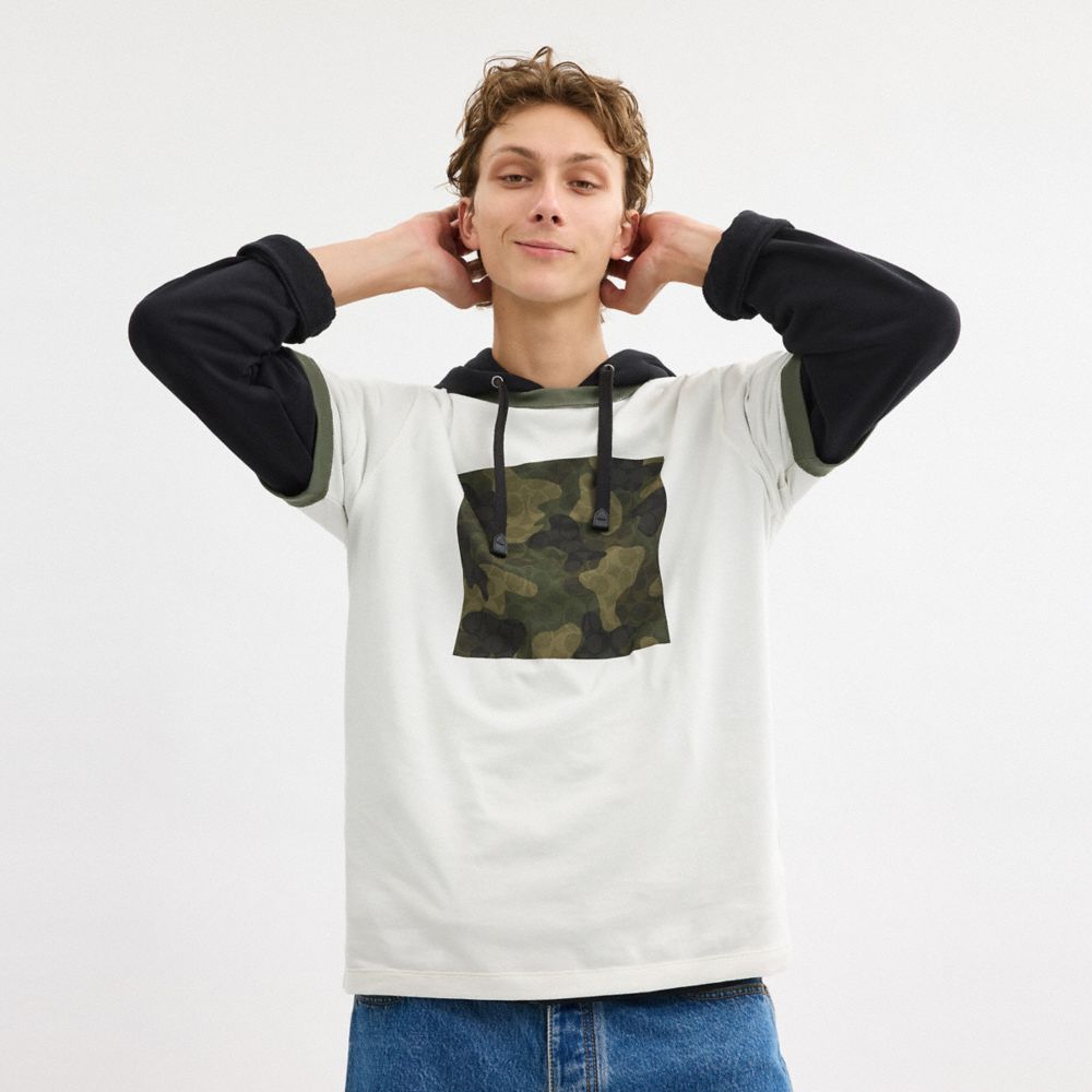 COACH®,T-SHIRT CAMOUFLAGE EN COTON BIOLOGIQUE,Blanc cassé,Detail View