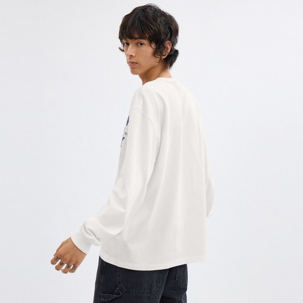 COACH®,T-SHIRT MANCHES LONGUES À MOTIF NEW YORK EN COTON BIOLOGIQUE,Blanc,Scale View