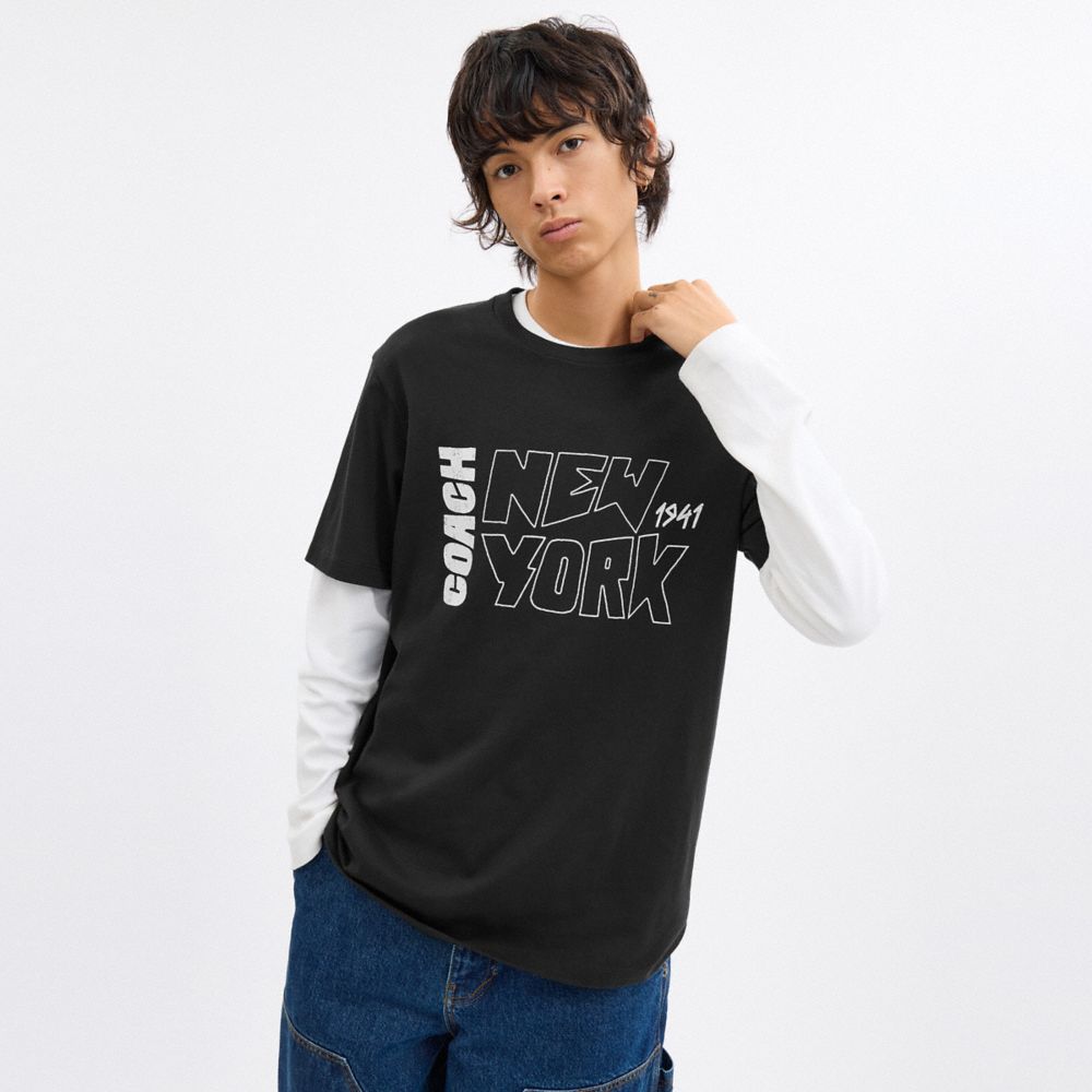 COACH®,T-SHIRT AVEC ILLUSTRATION NEW YORK EN COTON BIOLOGIQUE,Noir,Scale View