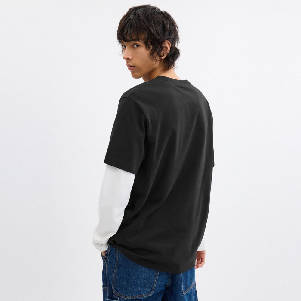 COACH®,T-SHIRT AVEC ILLUSTRATION NEW YORK EN COTON BIOLOGIQUE,Noir,Scale View