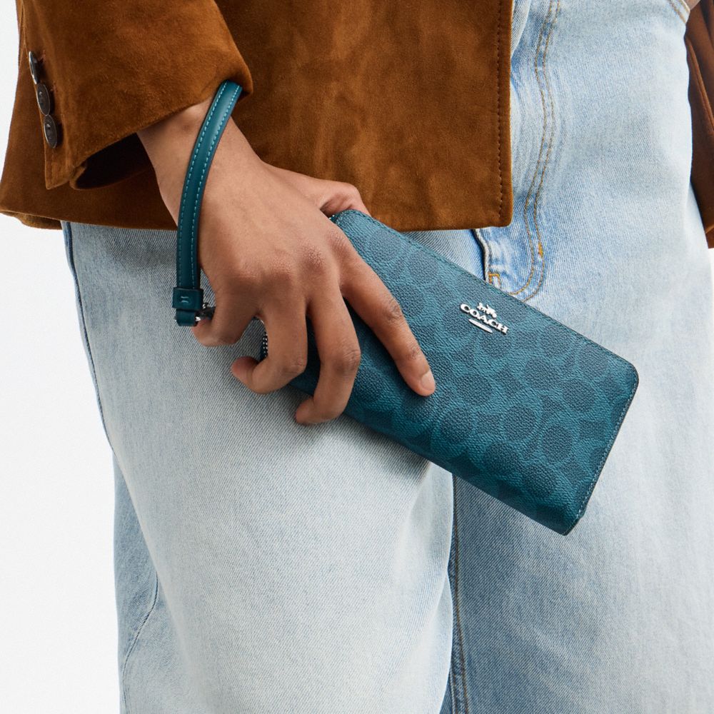 COACH®,LONG PORTEFEUILLE À FERMETURE ÉCLAIR SUR TOUT LE TOUR EN TOILE EXCLUSIVE,Toile exclusive,Argent/Aigue Marine,Detail View