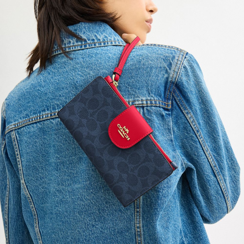COACH®,PORTEFEUILLE POUR TÉLÉPHONE EN TOILE EXCLUSIVE,Toile exclusive,Im/Denim/Rouge audacieux,Detail View