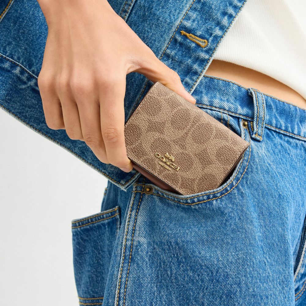 COACH®,オリガミ スモール トライフォールド ウォレット・シグネチャー キャンバス,ミニ財布(二つ折り&三つ折り),ﾀﾝ/ﾌﾞﾗｳﾝ