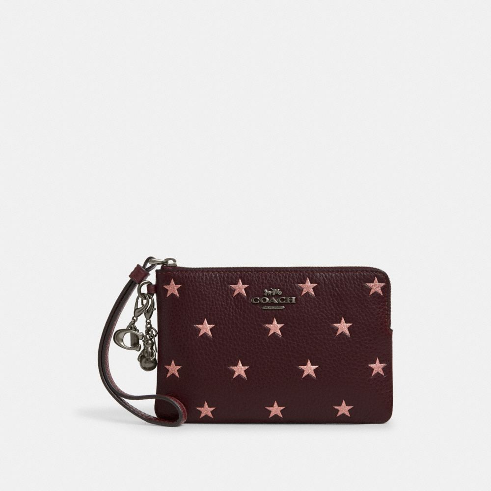 COACH®,WRISTLET À ZIP EN COIN AVEC IMPRIMÉ ÉTOILE ET BRELOQUES EN COFFRET,QB/Merlot multi,Front View