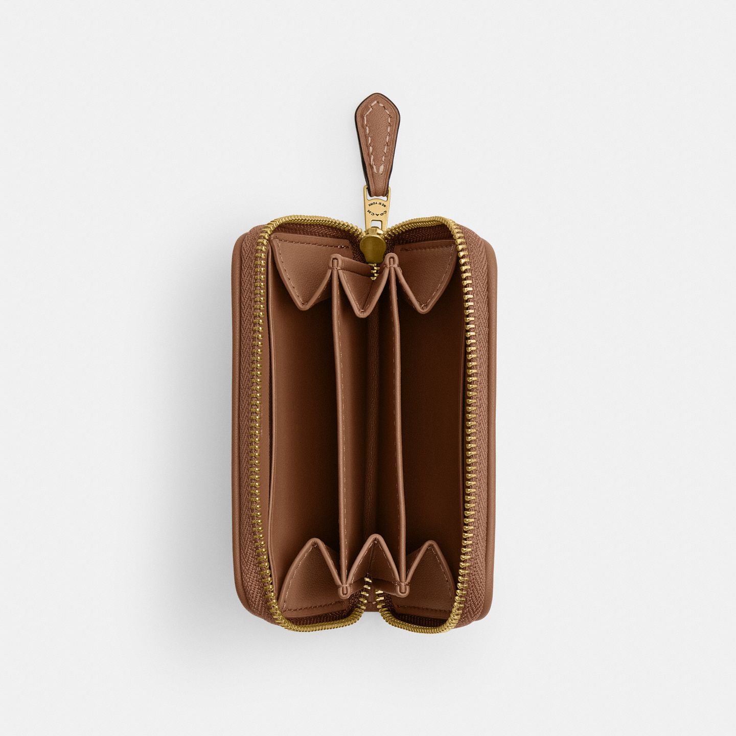 Женский кошелёк Coach Essential Small Zip Around Card Case In Crystal Signature Jacquard, цвет: Латунный / Серо-бежевый — фото 3