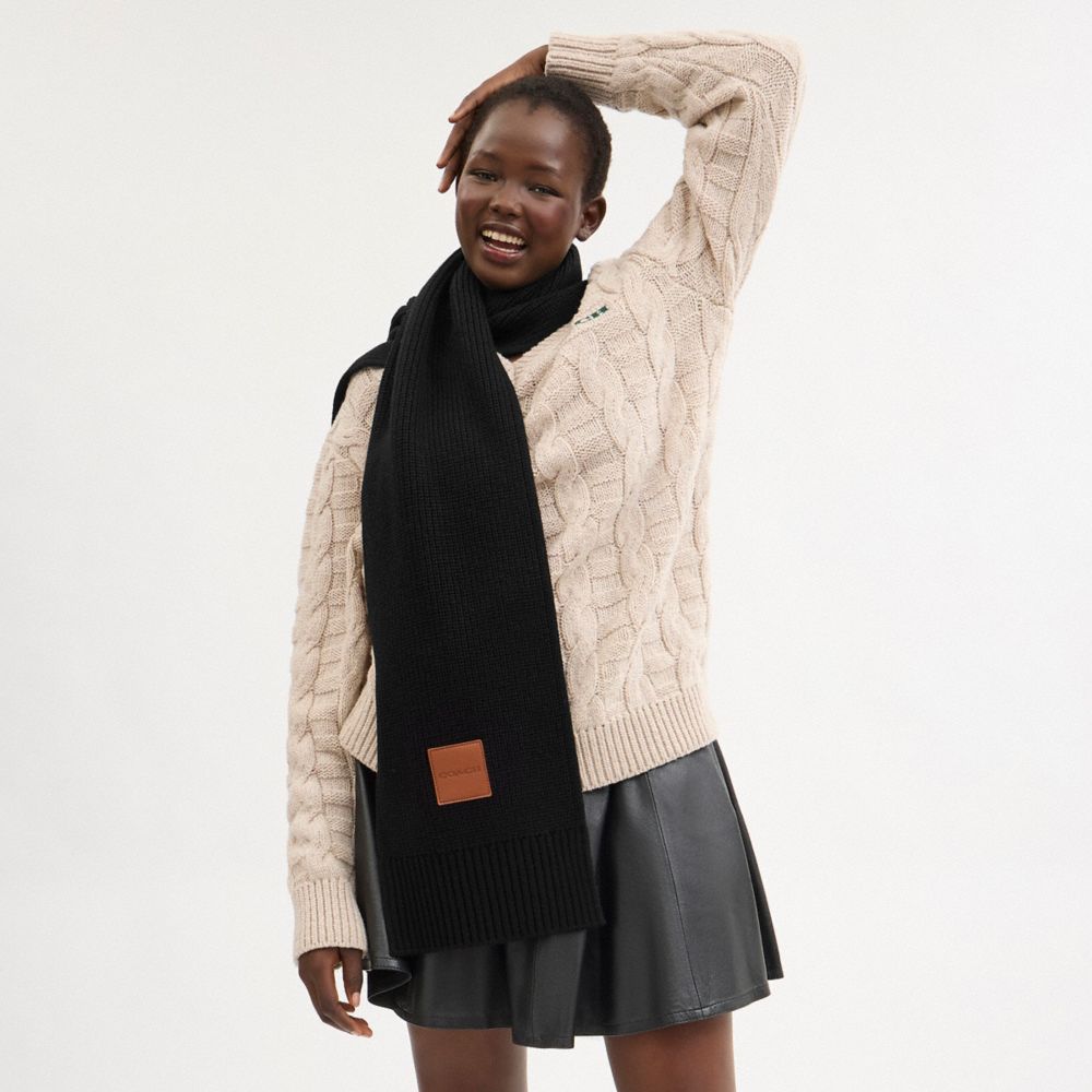 COACH®,FOULARD EN TRICOT AVEC ÉCUSSON EN CUIR,Noir,Detail View