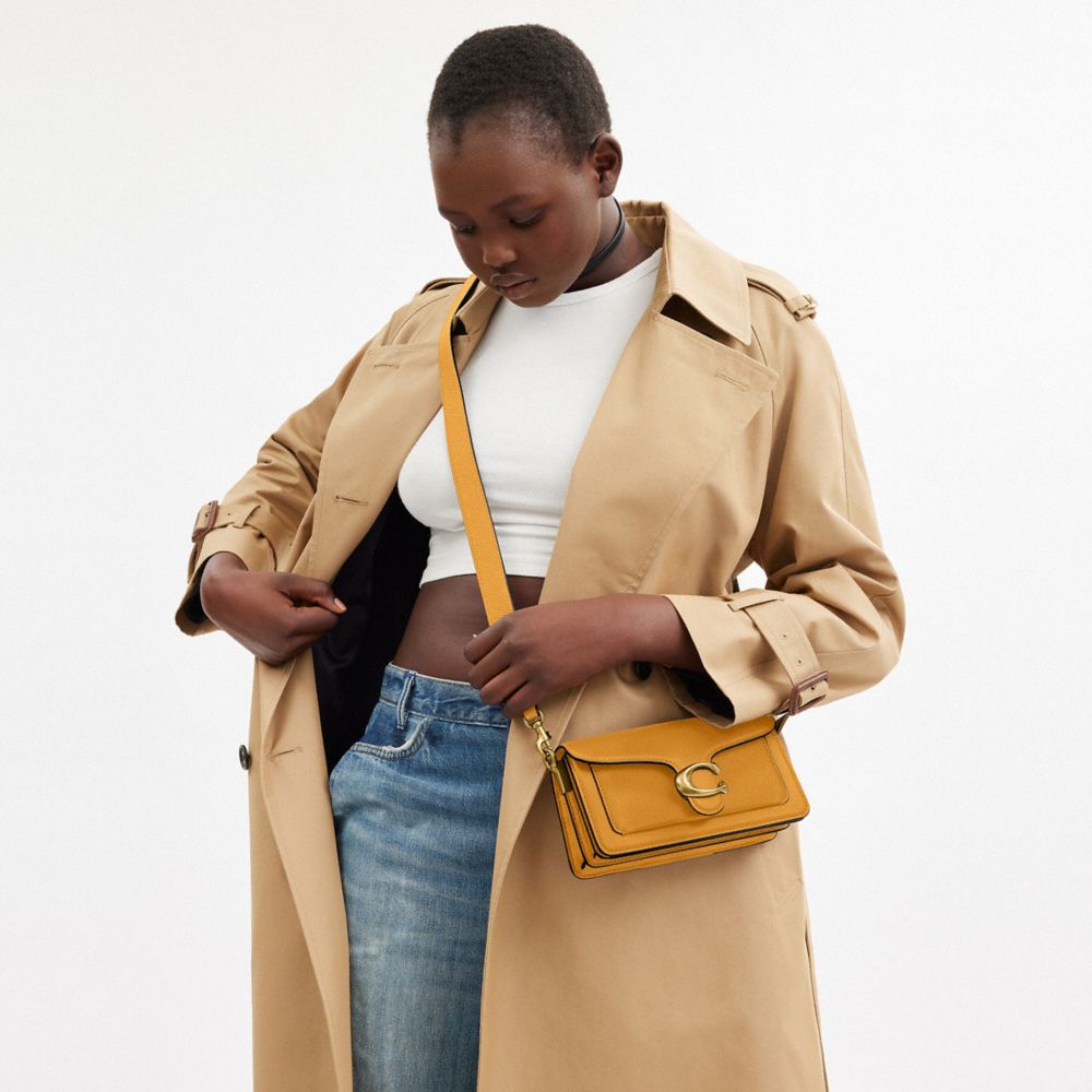 COACH®,Cuir galet poli,Laiton/Jaune Moutarde