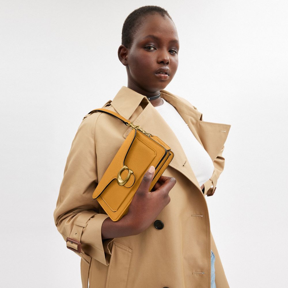 COACH®,Cuir galet poli,Laiton/Jaune Moutarde,Detail View
