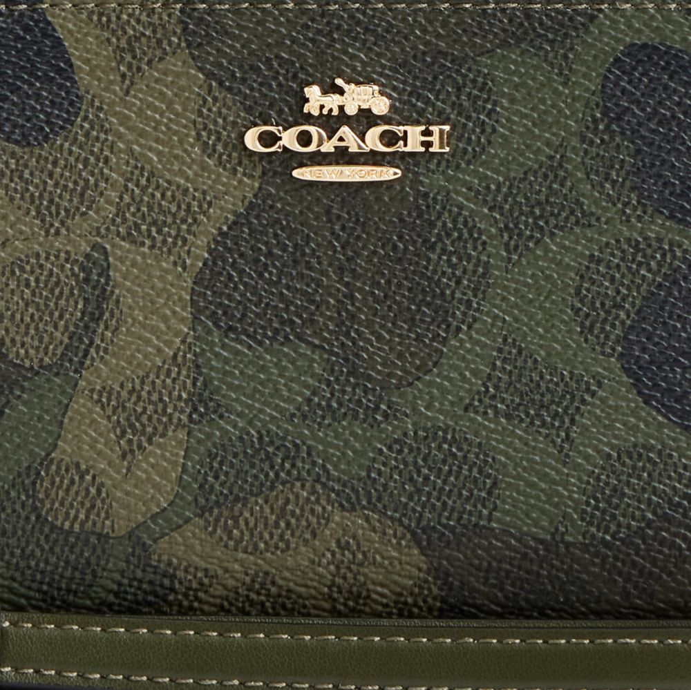 COACH®,PORTEFEUILLE LONG À ZIP-CONTOUR EN TOILE SIGNATURE AVEC IMPRIMÉ CAMOUFLAGE,Toile exclusive,Or/Cyprès foncé multi