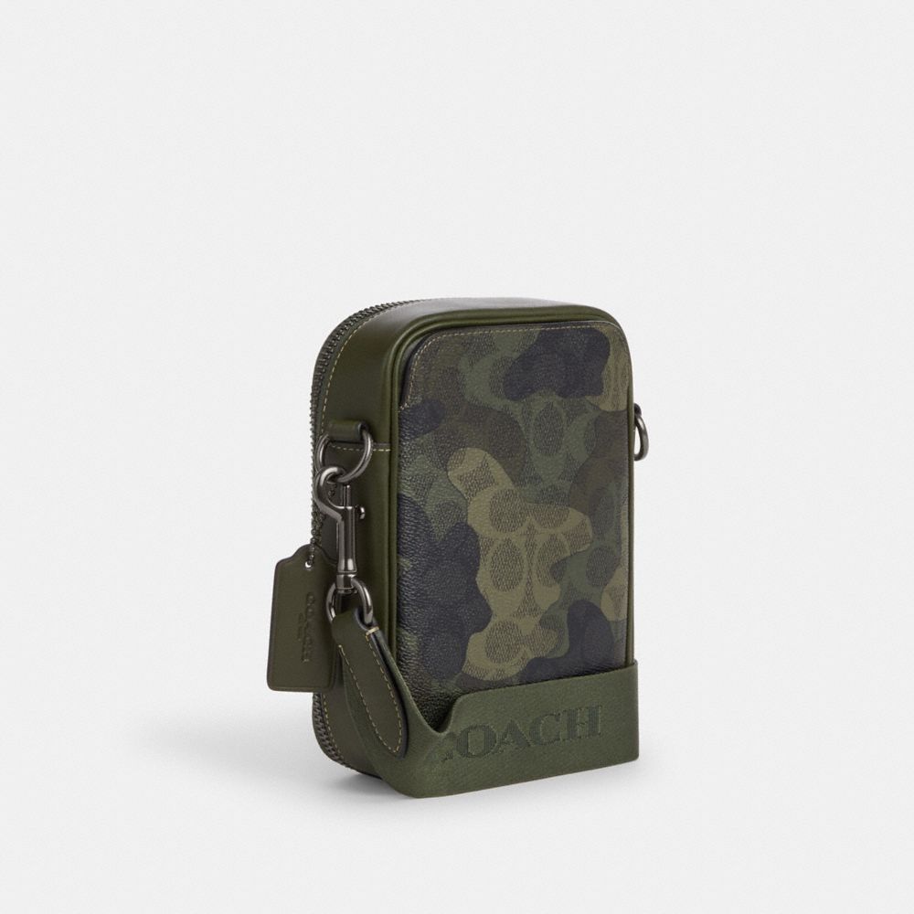 COACH®,SAC À PORTÉ-CROISÉ STANTON EN TOILE SIGNATURE AVEC IMPRIMÉ CAMOUFLAGE,Toile exclusive,Qb/Shamrock foncé multi,Angle View