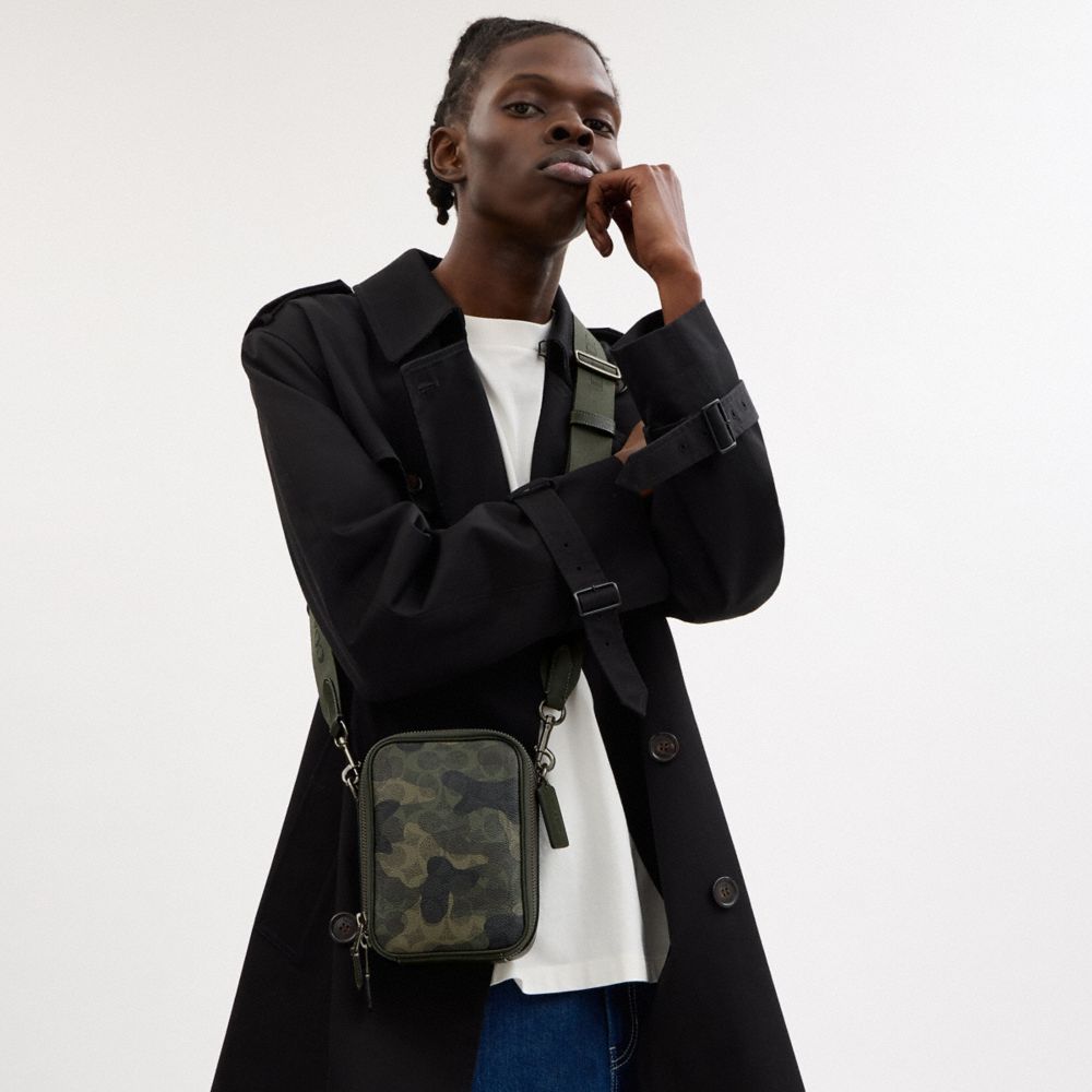 COACH®,SAC À PORTÉ-CROISÉ STANTON EN TOILE SIGNATURE AVEC IMPRIMÉ CAMOUFLAGE,Toile exclusive,Qb/Shamrock foncé multi,Detail View