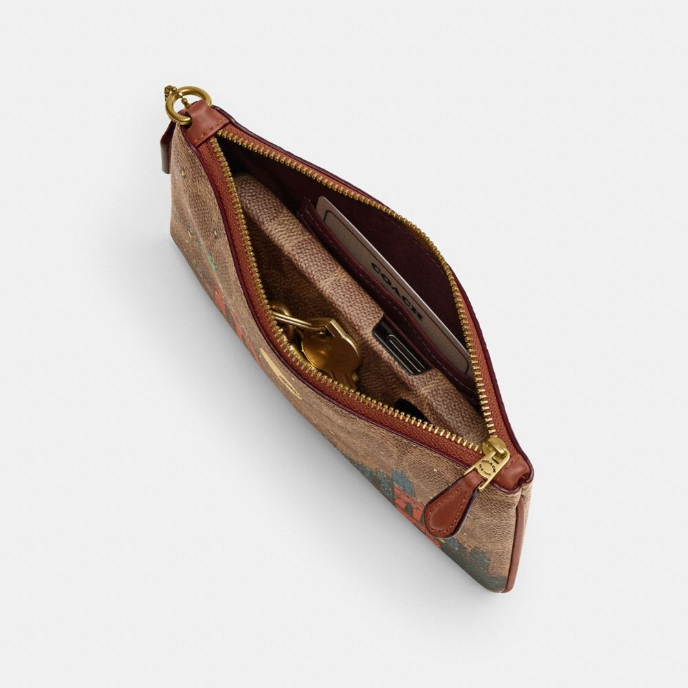 COACH®,PETITE WRISTLET DES FÊTES EN TOILE SIGNATURE AVEC UNE SCÈNE DU PONT DE BROOKLYN,Laiton/Brun roux Multi,Inside View,Top View