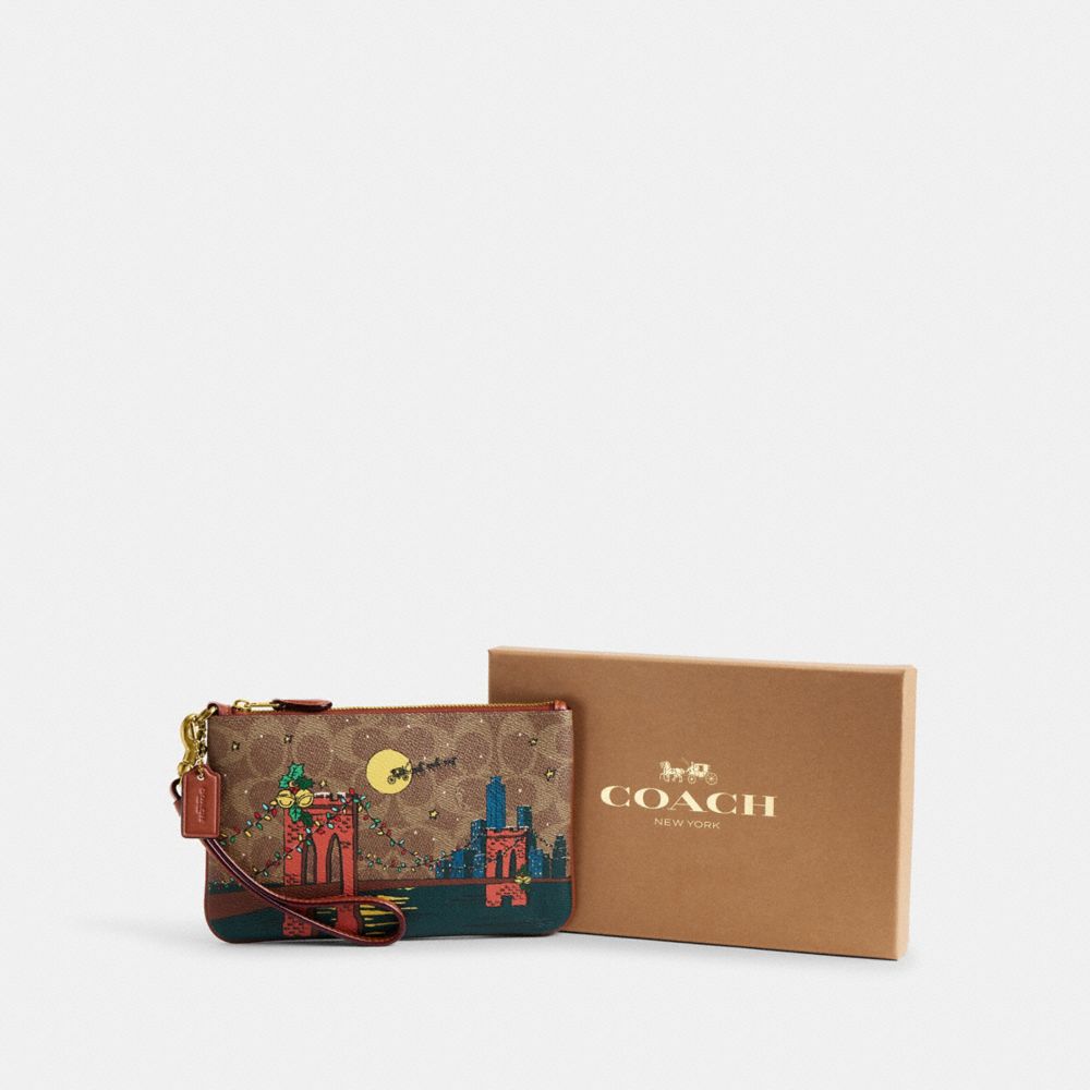 COACH®,PETITE WRISTLET DES FÊTES EN TOILE SIGNATURE AVEC UNE SCÈNE DU PONT DE BROOKLYN,Laiton/Brun roux Multi,Front View