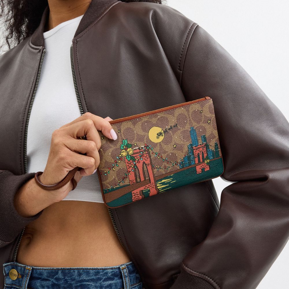 COACH®,PETITE WRISTLET DES FÊTES EN TOILE SIGNATURE AVEC UNE SCÈNE DU PONT DE BROOKLYN,Laiton/Brun roux Multi,Detail View