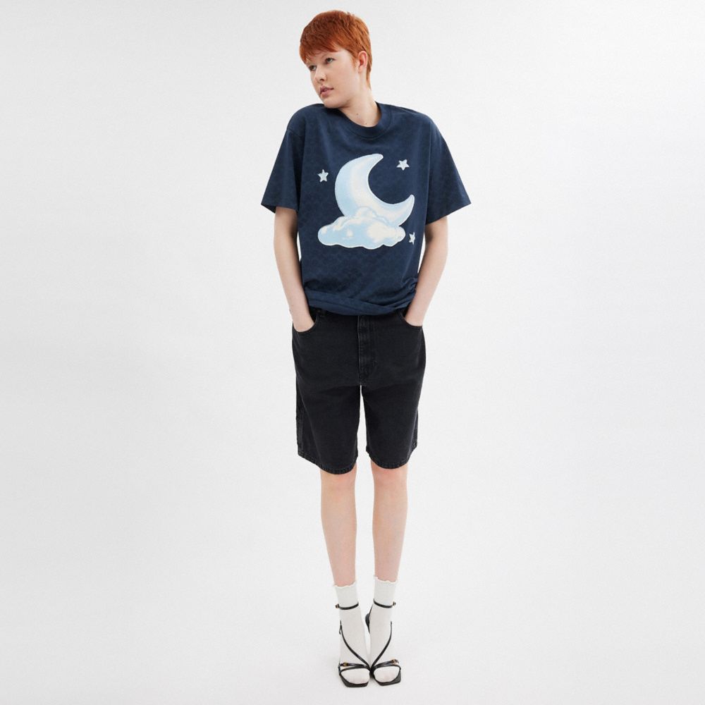 COACH®,T-SHIRT DÉCONTRACTÉ LUNE EXCLUSIF EN COTON BIOLOGIQUE,Bleu marine Signature,Scale View