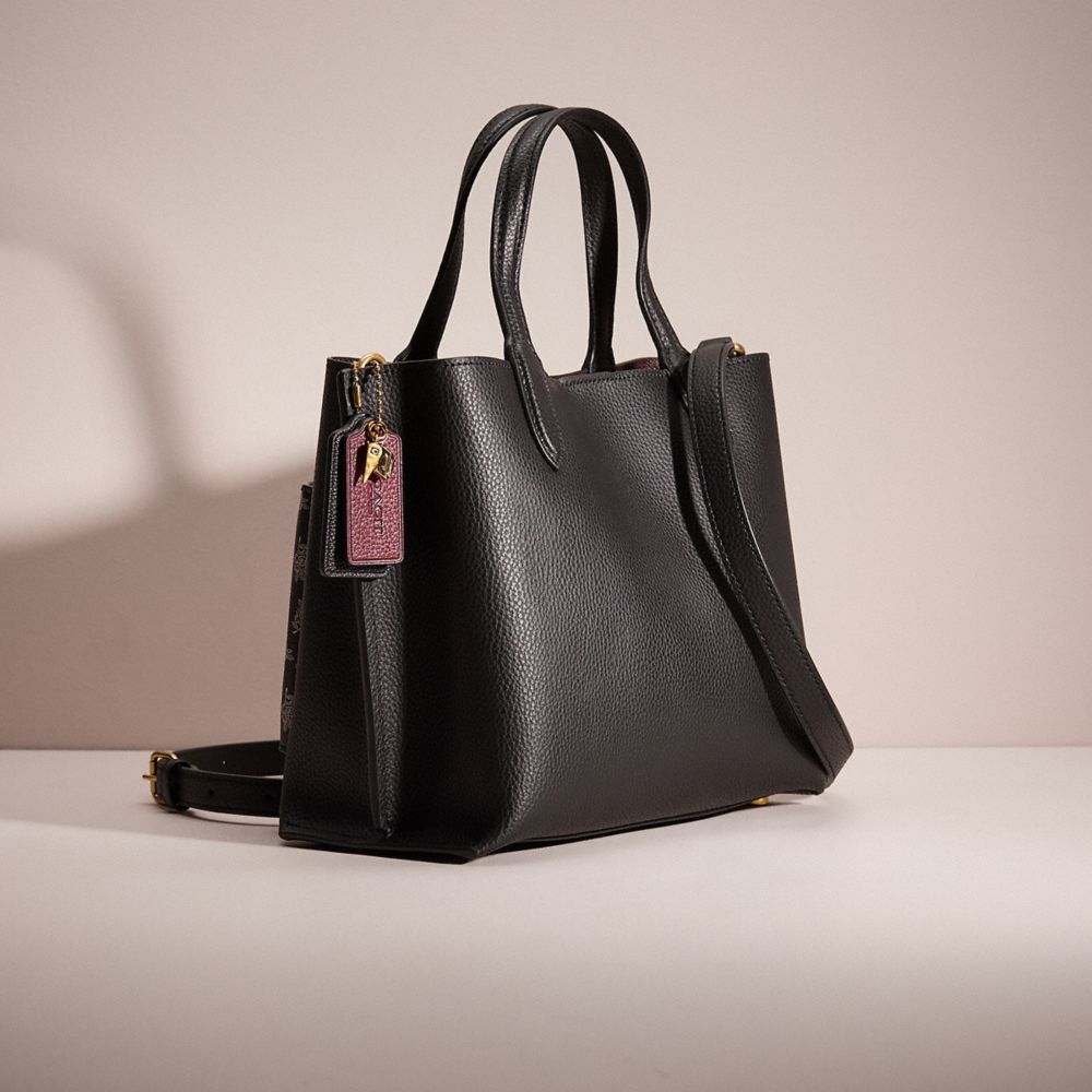 COACH®,Cuir galet poli,Laiton/Noir,Angle View