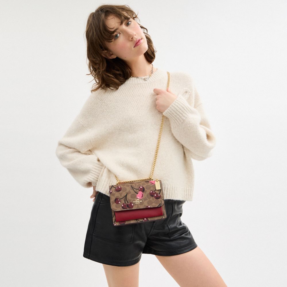 COACH®,MINI SAC À PORTÉ-CROISÉ KLARE EN TOILE SIGNATURE À IMPRIMÉ CERISE,Tissu en toile exclusif,Mini,Or/Havane multi,Detail View