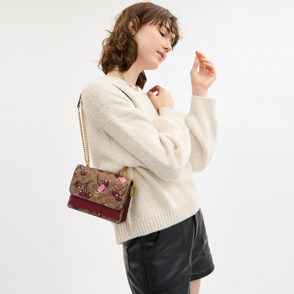 COACH®,MINI SAC À PORTÉ-CROISÉ KLARE EN TOILE SIGNATURE À IMPRIMÉ CERISE,Tissu en toile exclusif,Mini,Or/Havane multi,Detail View
