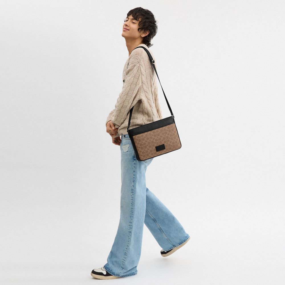 COACH®,PORTÉ-CROISÉ DISTRICT EN TOILE SIGNATURE,Tissu en toile exclusif,QB/Havane/Noir,Detail View