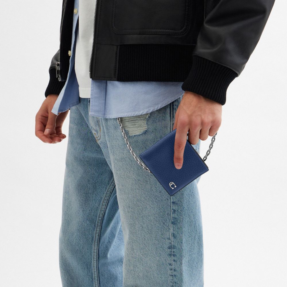 COACH®,PORTEFEUILLE À DEUX VOLETS AVEC CHAÎNE,Bleu Profond,Detail View