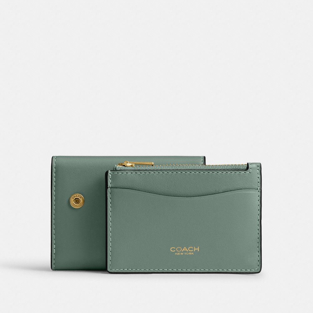 COACH®,PORTEFEUILLE PORTE-CARTES ESSENTIEL,Laiton/Sauge,Angle View