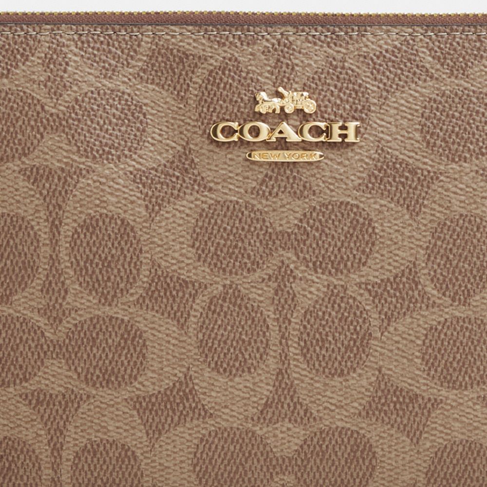 COACH®,GRAND WRISTLET À ZIP EN COIN EN TOILE SIGNATURE,Toile exclusive,Or/Havane/Brun