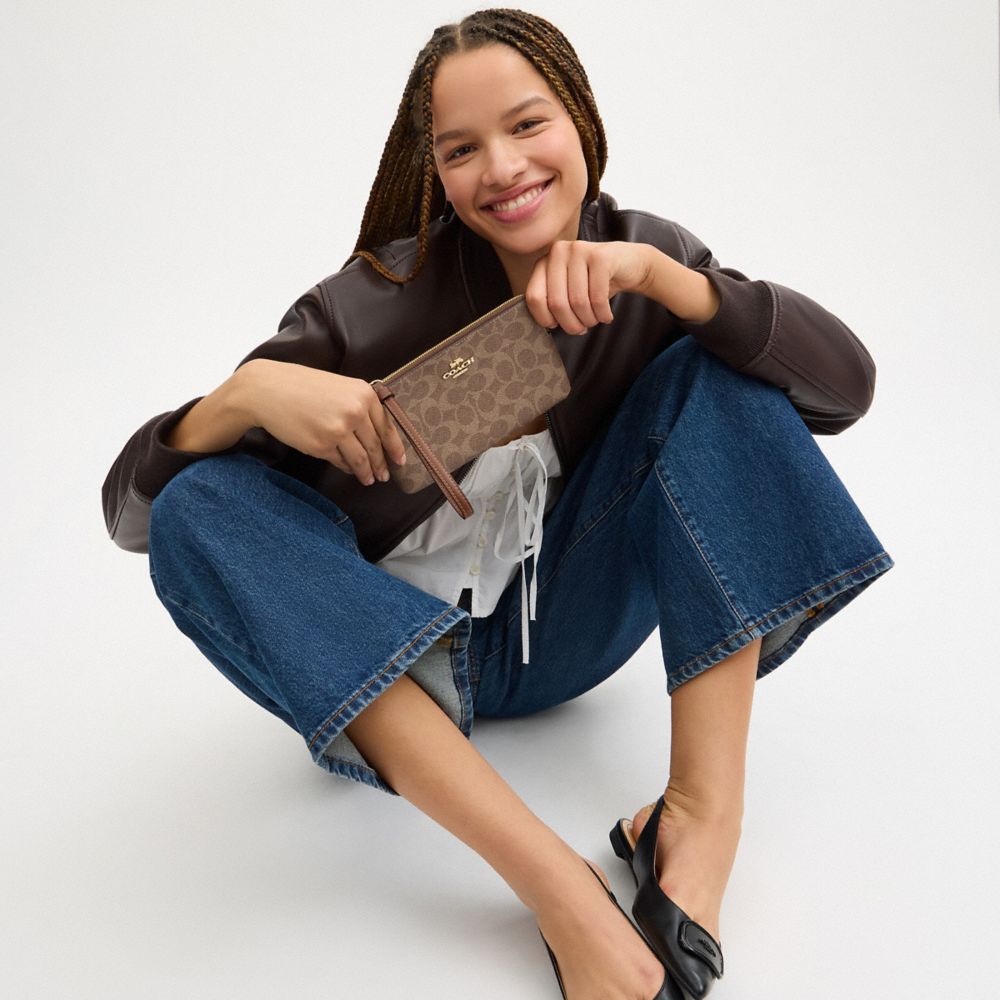 COACH®,GRAND WRISTLET À ZIP EN COIN EN TOILE SIGNATURE,Toile exclusive,Or/Havane/Brun,Detail View