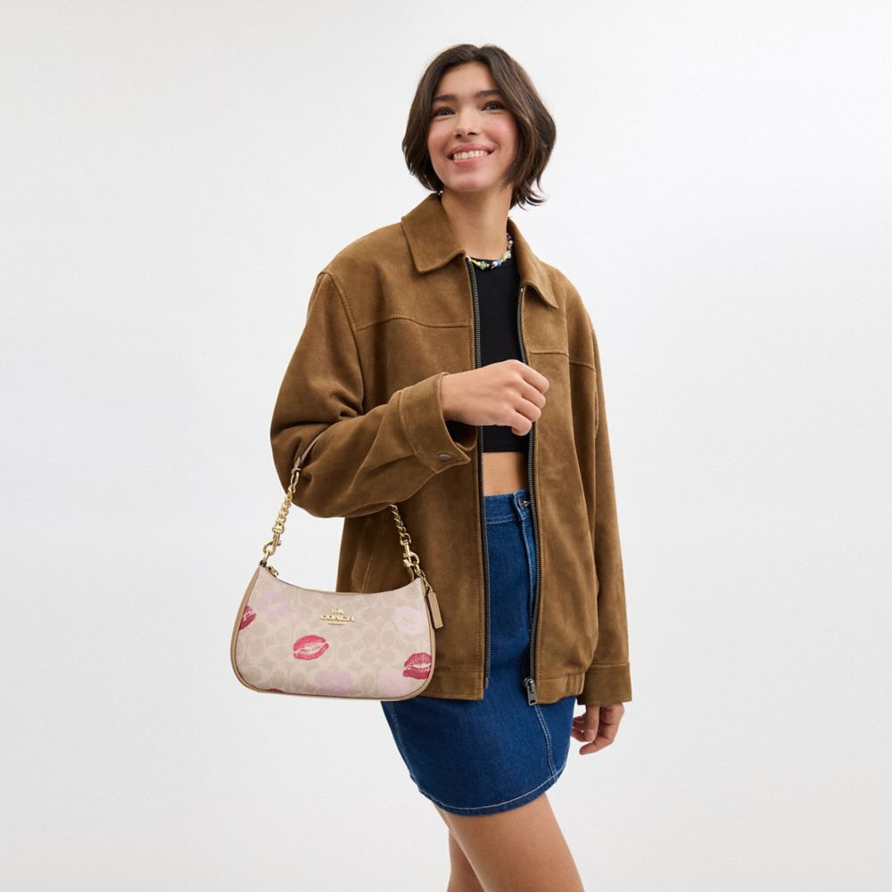 COACH®,Teri Shoulder Bag In Signature Canvas With Lips Print,Canvas,Shoulder Bag,Metal,Chain Detail,Logo,Adjustable,Day Party,Beige,Detail View