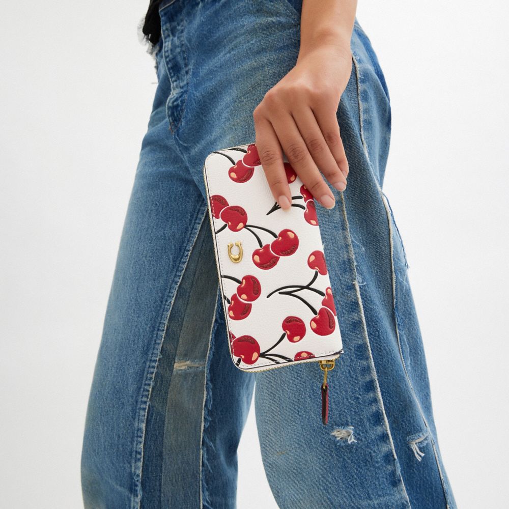COACH®,PORTEFEUILLE MINCE ESSENTIEL À FERMETURE ZIPPÉE EN ACCORDÉON AVEC IMPRIMÉ À CERISES,Laiton/Craie multi,Detail View