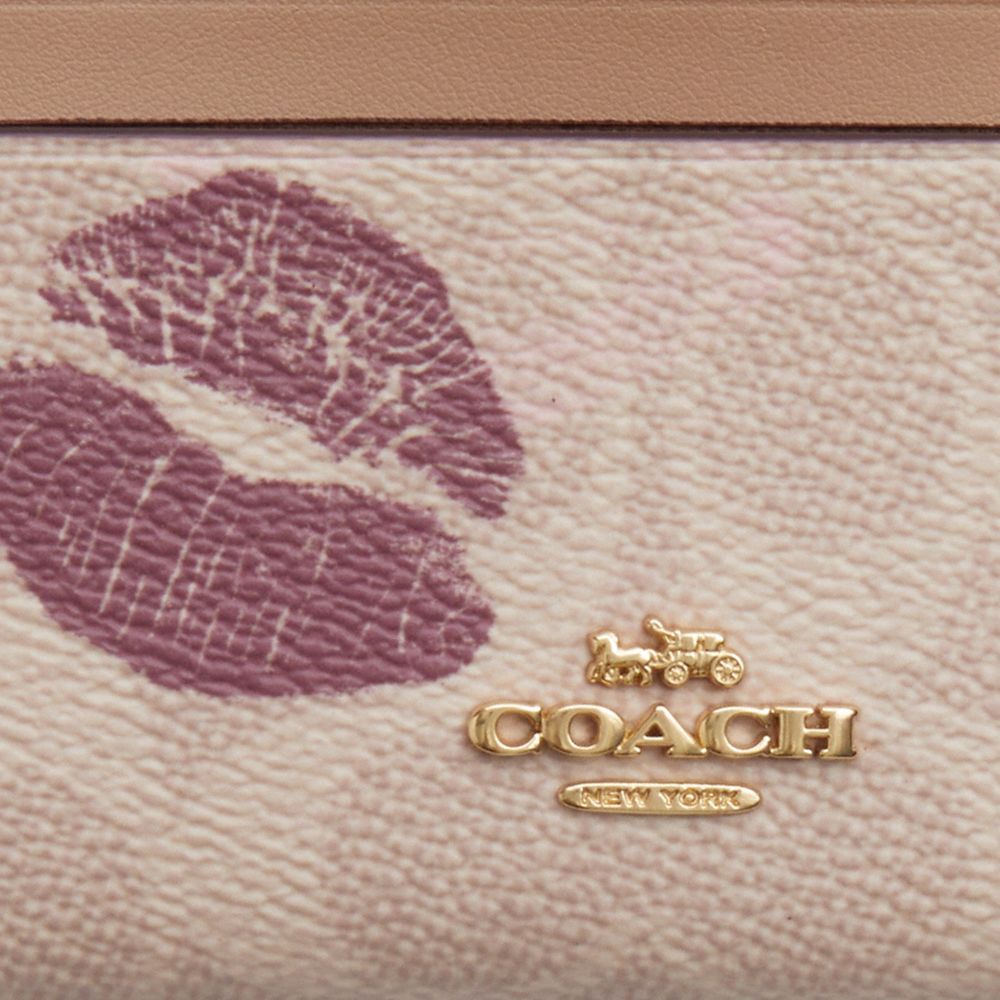 COACH®,MINI ÉTUI MINCE POUR PIÈCES D’IDENTITÉ EN TOILE SIGNATURE AVEC IMPRIMÉ LÈVRES,Toile exclusive,Multicolore or/sable