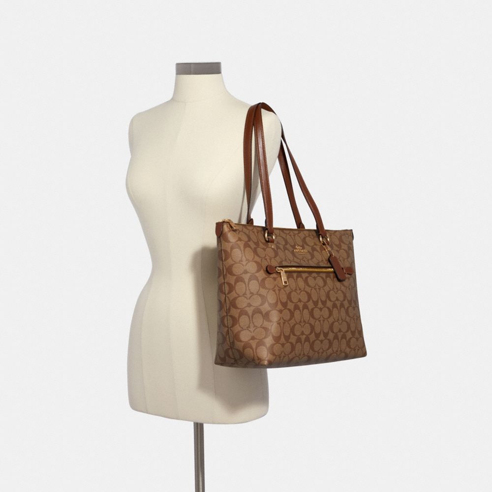 Shop Coach Gallery Tote In Signature Canvas (CH504 IME74, CH504 IMDQC,  CH504 IMAA8) by ハギワラの森
