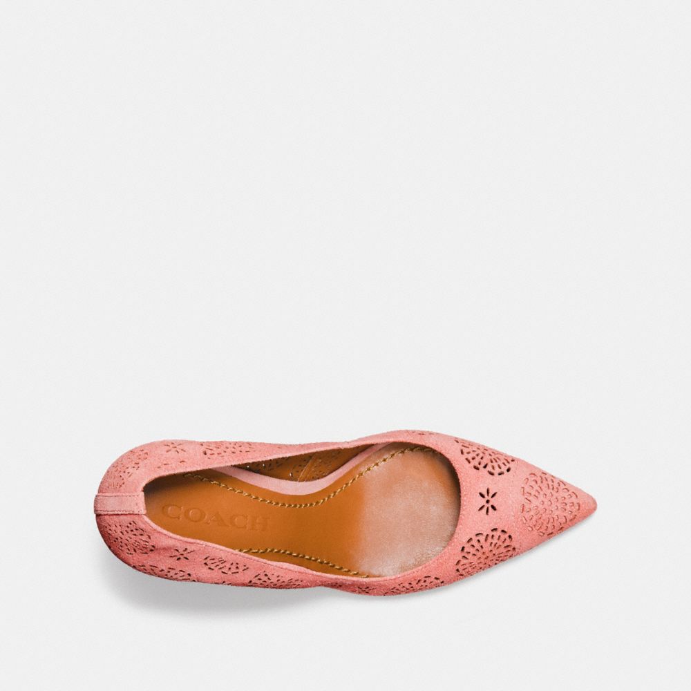 Escarpins avec roses thé découpées