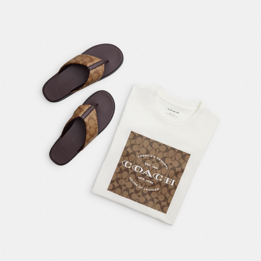 COACH®,TONGS EN TOILE SIGNATURE & T-SHIRT CARRÉ SIGNATURE EN COTON BIOLOGIQUE,