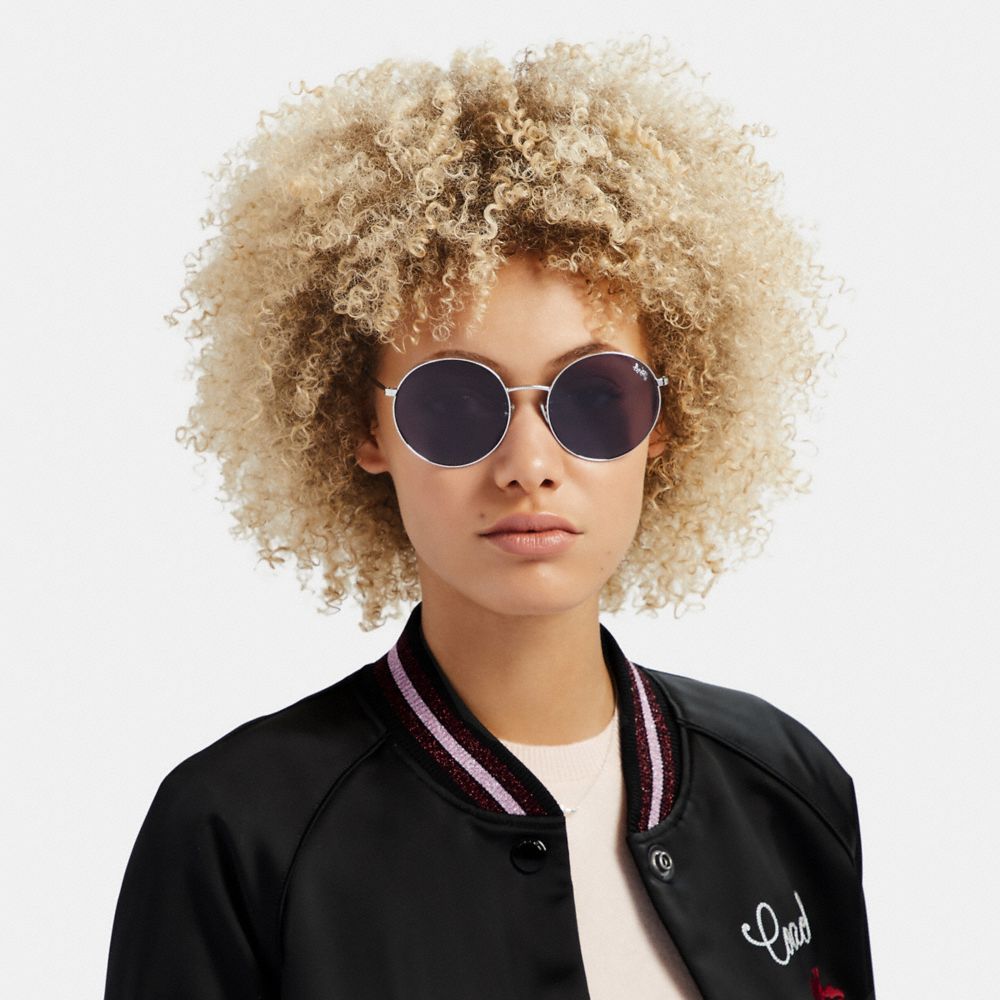 COACH®,LUNETTES DE SOLEIL RONDES ET FINES EN MÉTAL,Métal,Argent/Violet solide,Angle View